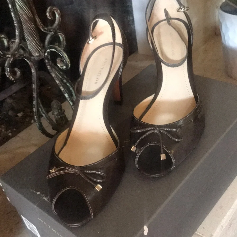 Classic style Ann Taylor. Very good condition.‎